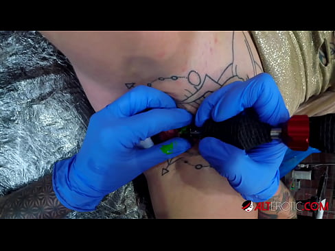 ❤️ Estremamente tatuato hottie Sully Savage ottenuto un tatuaggio sul suo clitoride ❤ Porno vk al it.tubesexer-com.ru ❤️